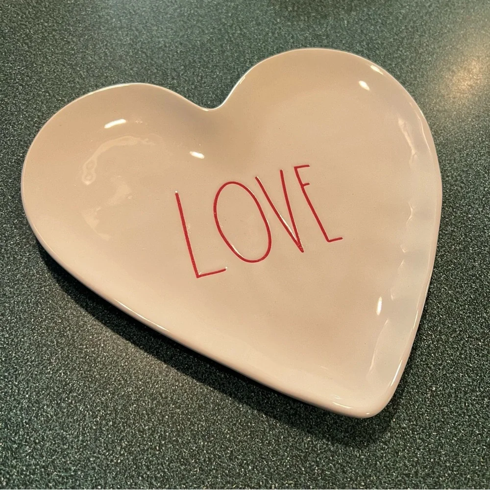RAE DUNN KISSES & LOVE HEART SHAPE PLATES Set of 2 NWOT - Picture 9 of 11